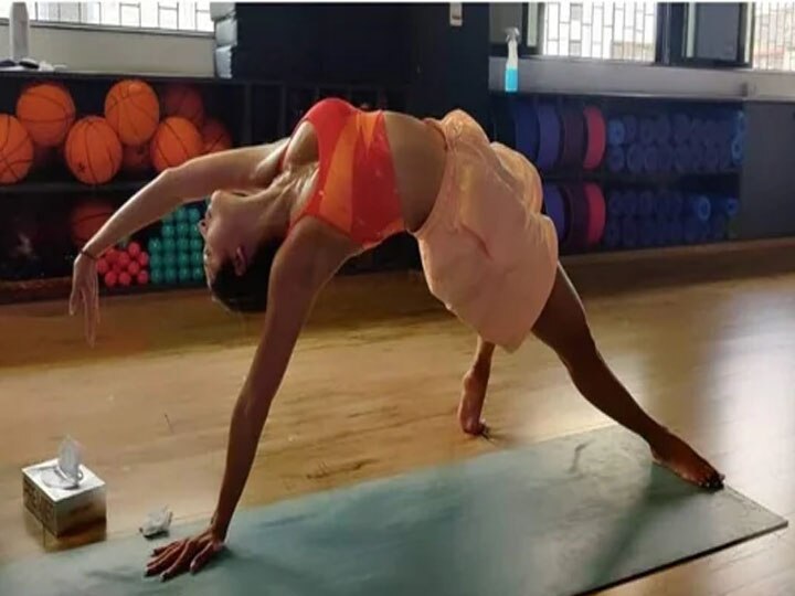 Malaika Arora starts Monday with a perfect headstand yoga pose | Times of  India